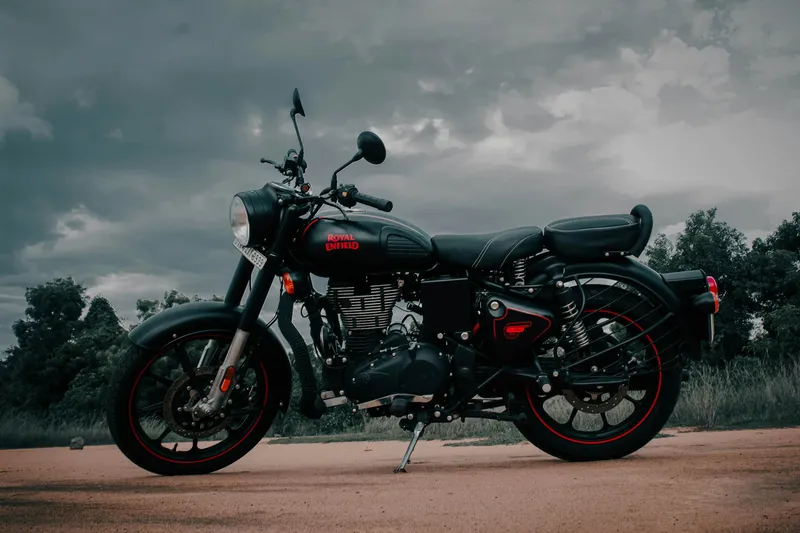 Moto clásica aparcada bajo un cielo nublado
