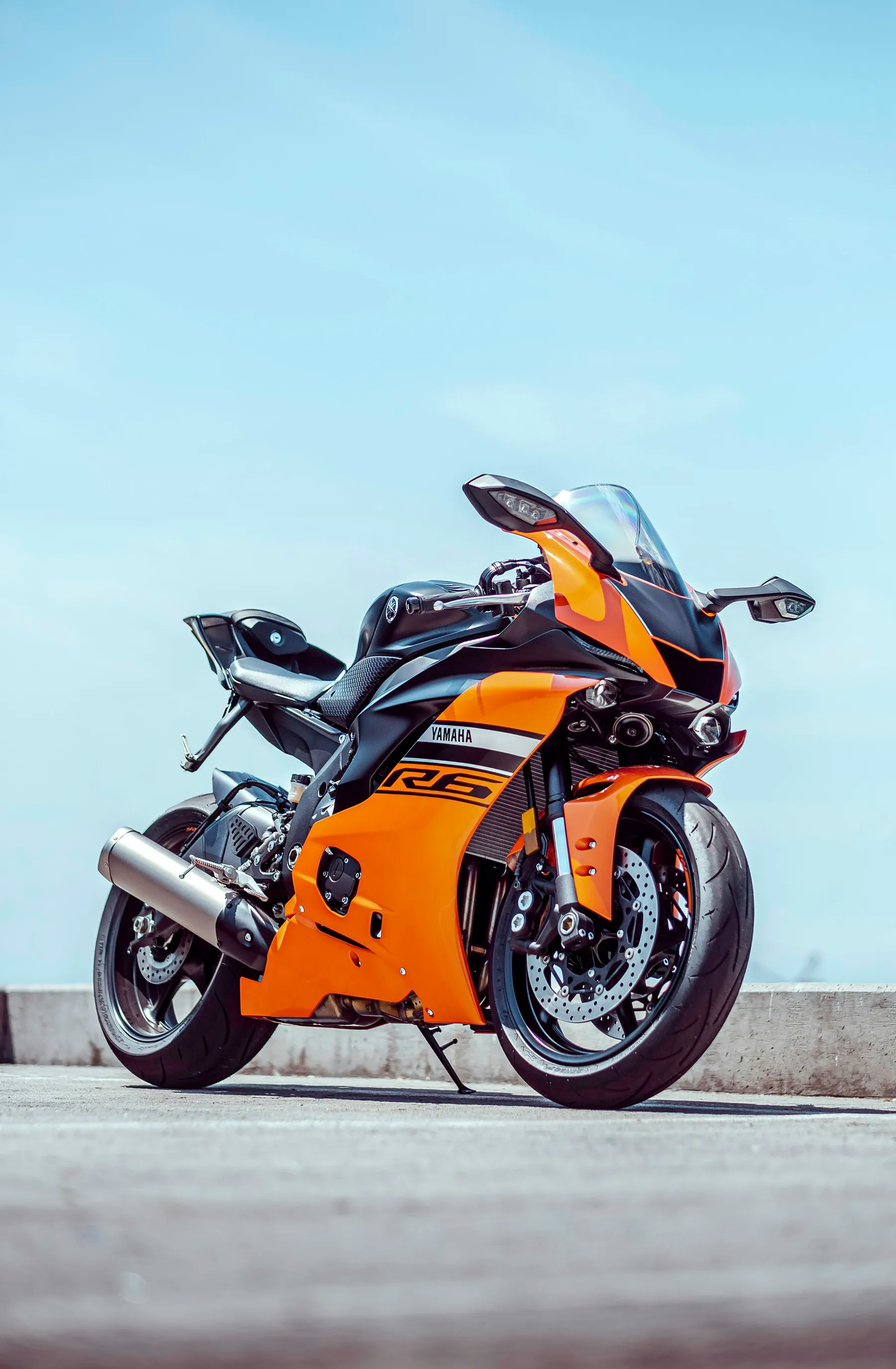 Moto deportiva amarilla aparcada bajo el cielo
