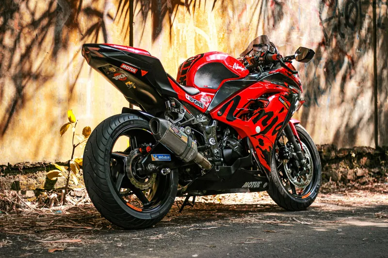 Moto deportiva roja aparcada al atardecer