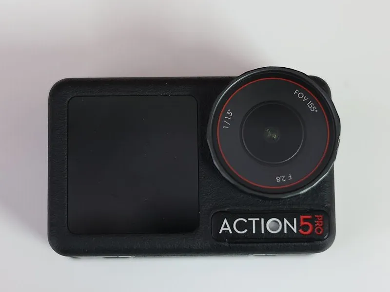 Cámara DJI Osmo Action 5 Pro vista de frente, con la pantalla frontal y el objetivo
