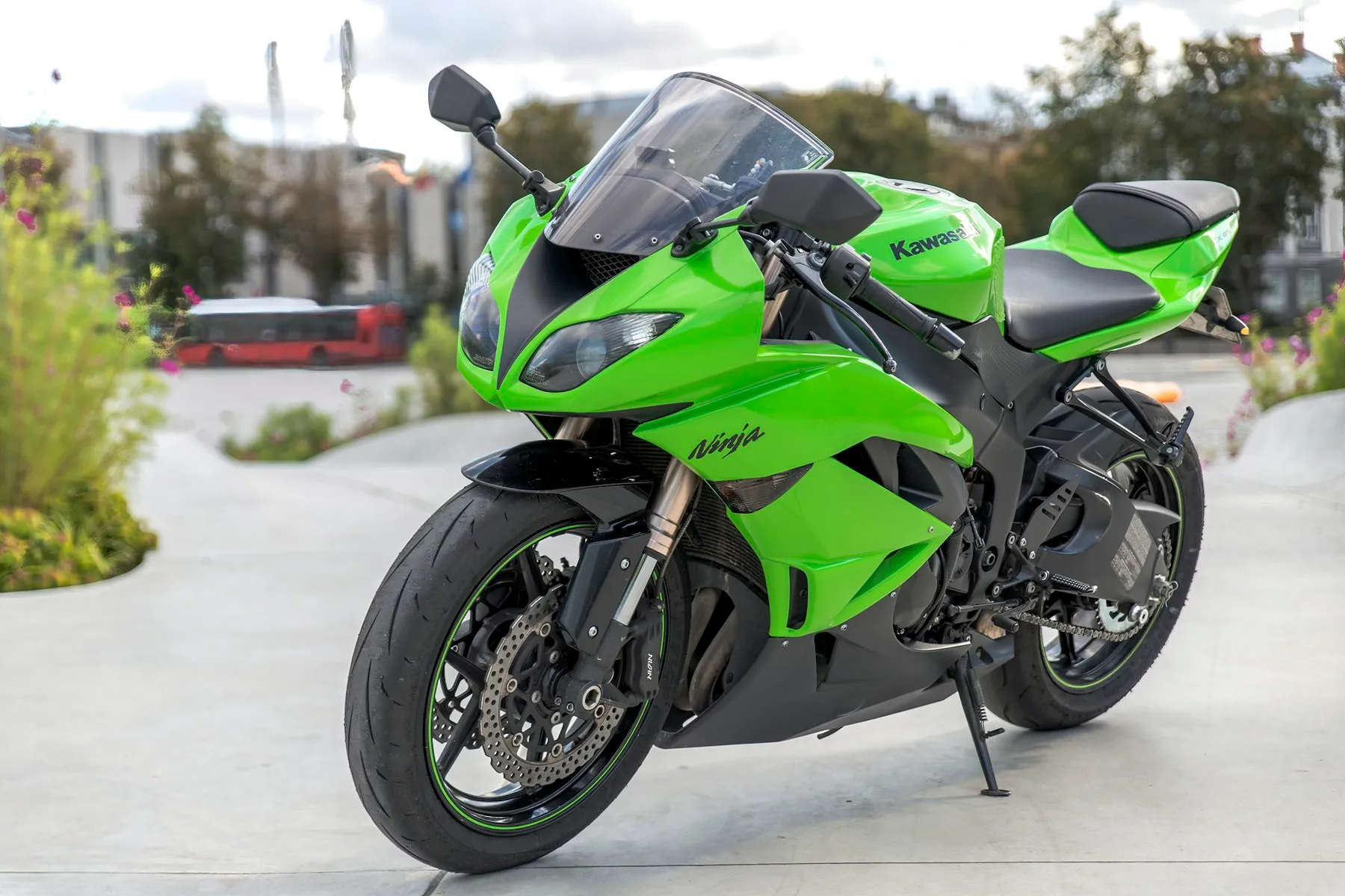 Moto deportiva verde aparcada en una plaza
