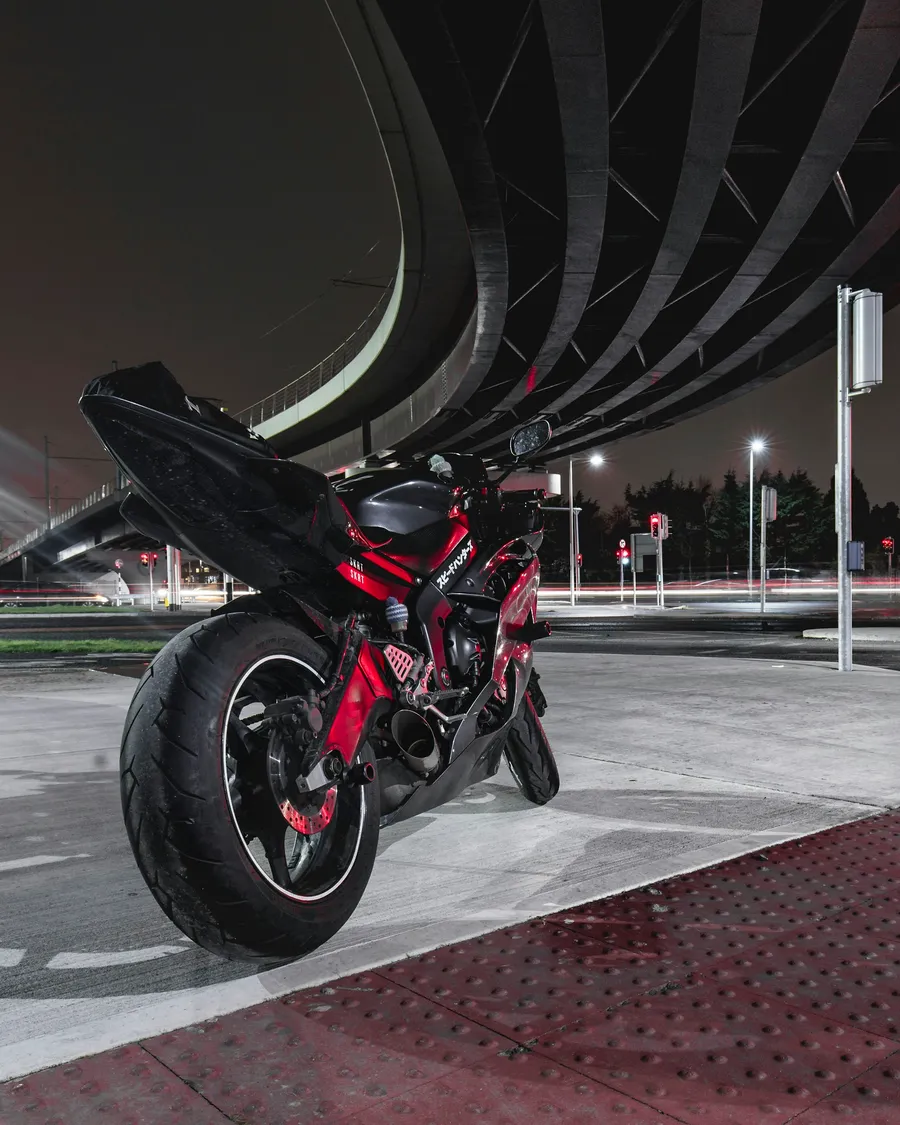 Moto deportiva aparcada de noche en una calle iluminada