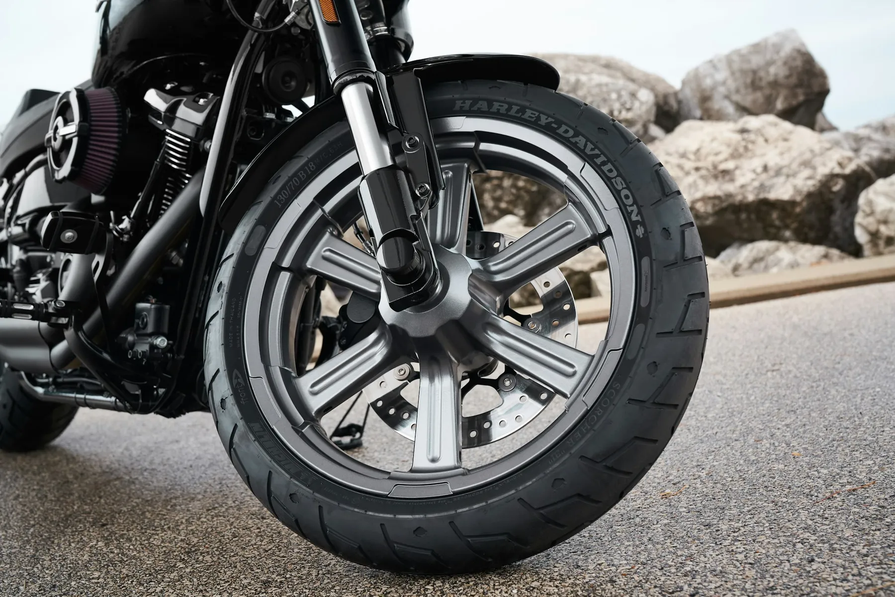 Detalle de la rueda delantera de una moto