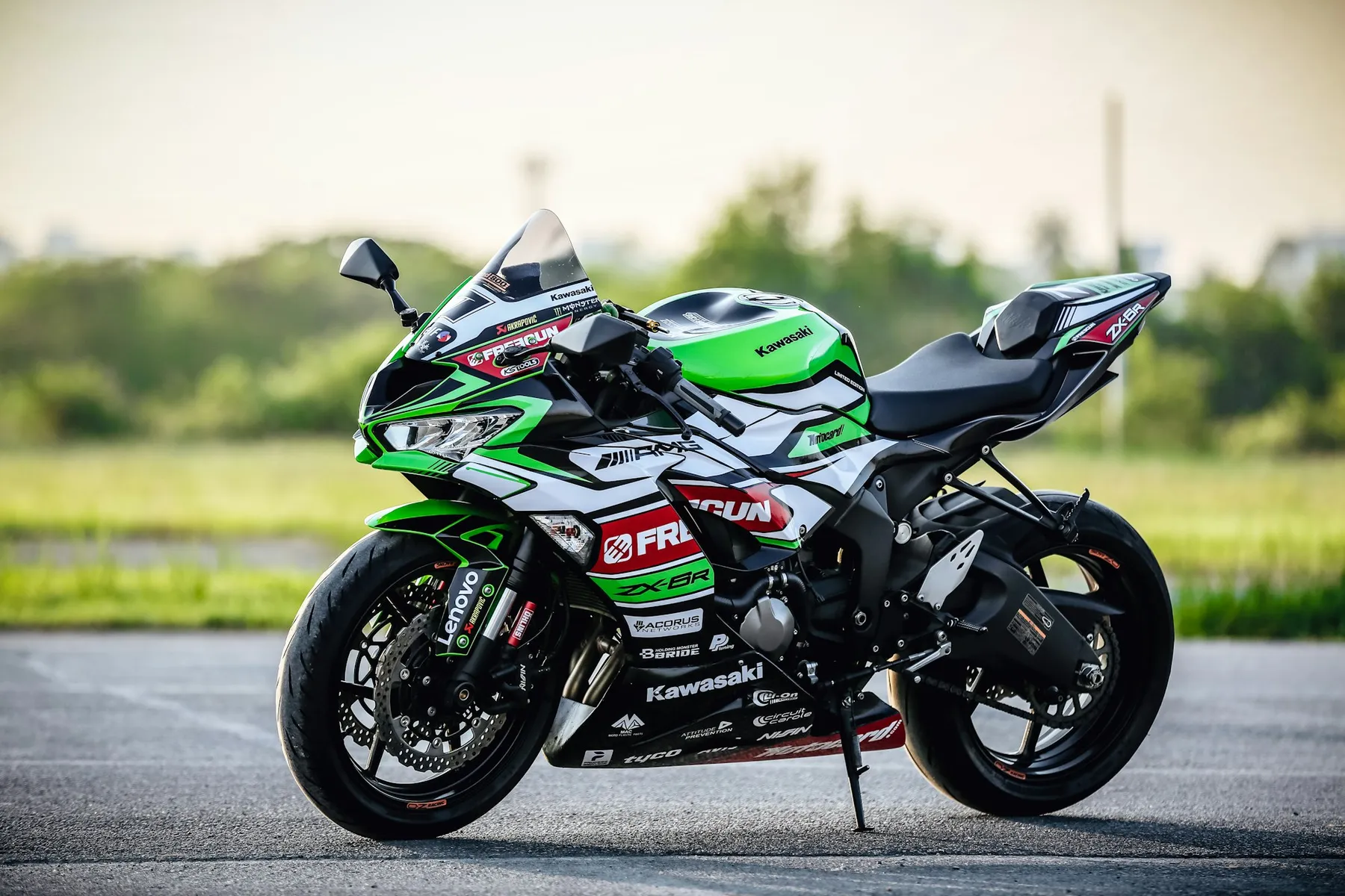 Superbike verde y blanca aparcada en un aparcamiento